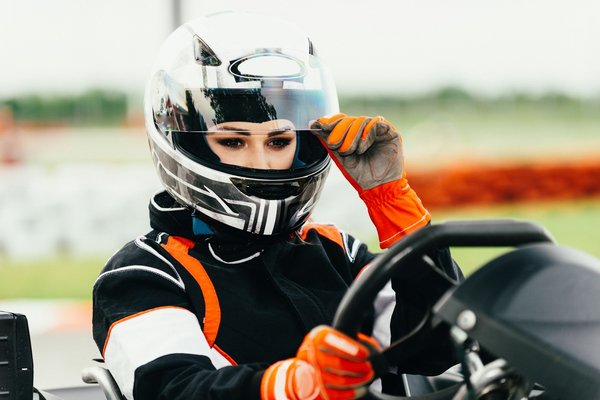 Comment bien choisir son équipement pour la course automobile ?